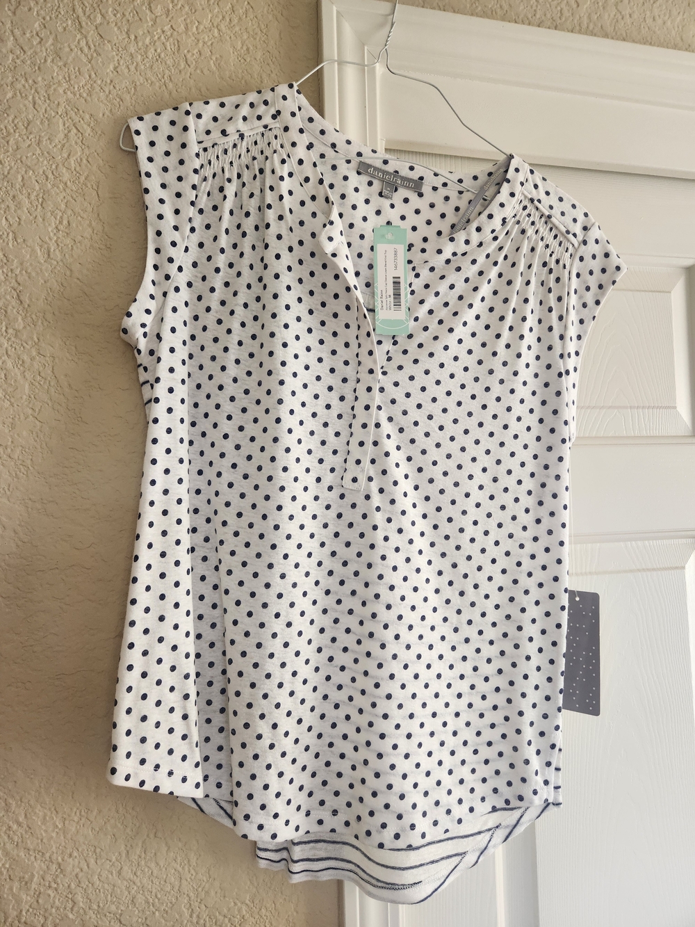 ABRIENNE SPLIT NECK CAP SLEEVE LINEN BLEND KNIT TOP White Navy Polka Dot